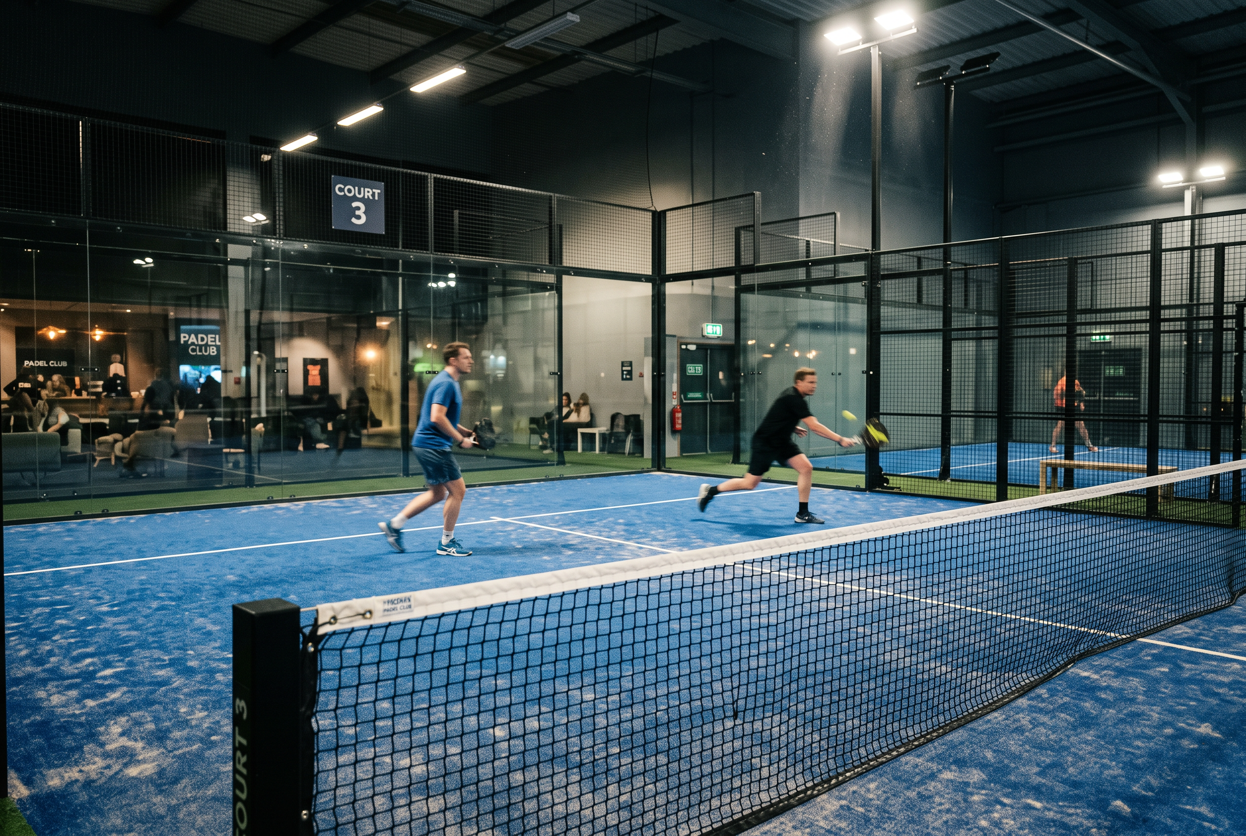 Premium Padel Court mit professioneller LED-Beleuchtung im Padel Club Halle